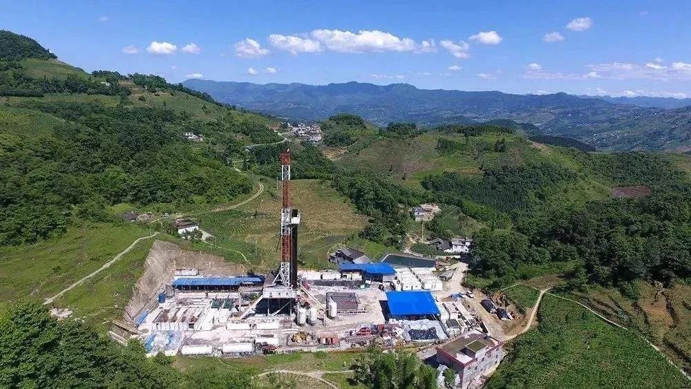 開發(fā) | 瀘州頁巖氣區(qū)塊首個建產(chǎn)平臺開始拉鏈?zhǔn)絻痈脑焓┕?  title=